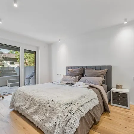 Design Mit Terrasse Und Parkplatz In * Boeblingen