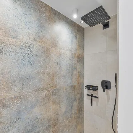 Design Mit Terrasse Und Parkplatz In Apartment