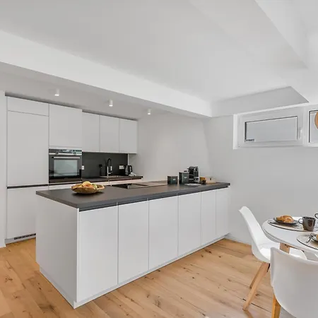 Design Mit Terrasse Und Parkplatz In