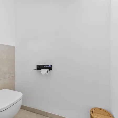 Apartment Neu: Stylische Mit netflix Und Workspace