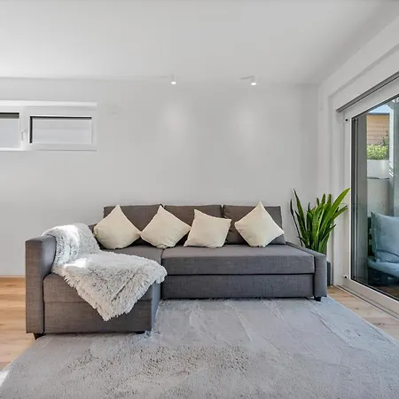 Apartment Neu: Stylische Mit netflix Und Workspace